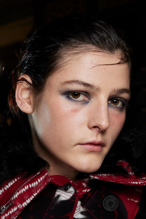 مكياج وتسريحات شعر عرض أزياء Altuzarra لموسم خريف 2022