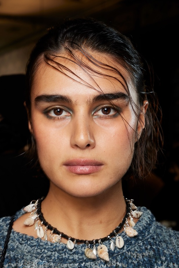 مكياج وتسريحات شعر عرض أزياء Altuzarra لموسم خريف 2022