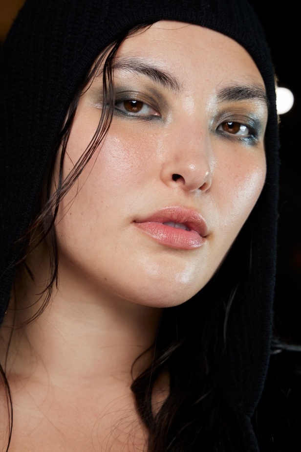 مكياج وتسريحات شعر عرض أزياء Altuzarra لموسم خريف 2022