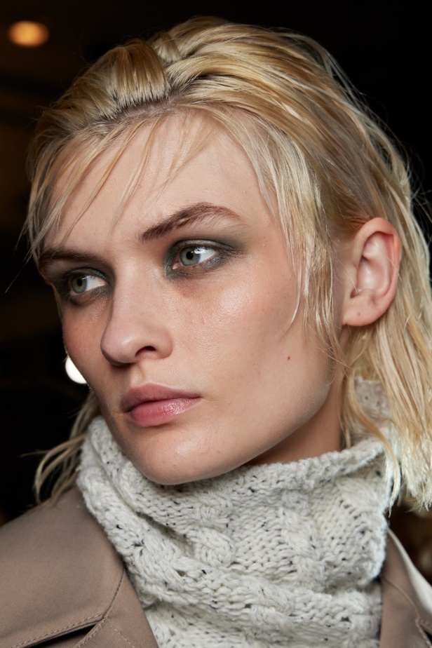 مكياج وتسريحات شعر عرض أزياء Altuzarra لموسم خريف 2022