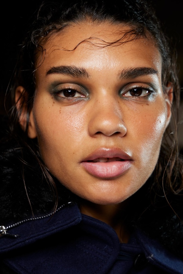 مكياج وتسريحات شعر عرض أزياء Altuzarra لموسم خريف 2022