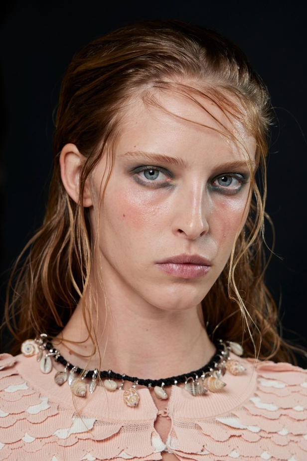 مكياج وتسريحات شعر عرض أزياء Altuzarra لموسم خريف 2022