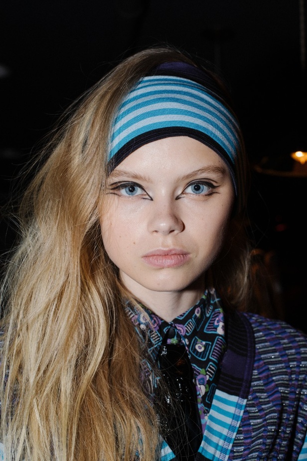 مكياج وتسريحات شعر العارضات من مجموعة Anna Sui لموسم خريف وشتاء 2022 في نيويورك