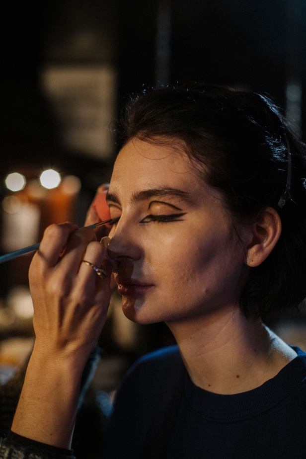 مكياج وتسريحات شعر العارضات من مجموعة Anna Sui لموسم خريف وشتاء 2022 في نيويورك