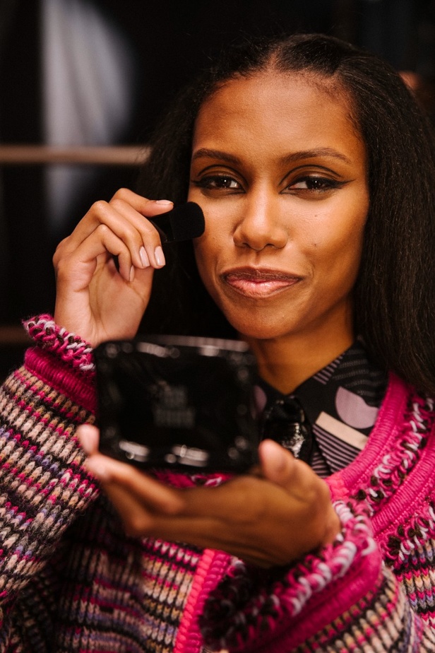 مكياج وتسريحات شعر العارضات من مجموعة Anna Sui لموسم خريف وشتاء 2022 في نيويورك