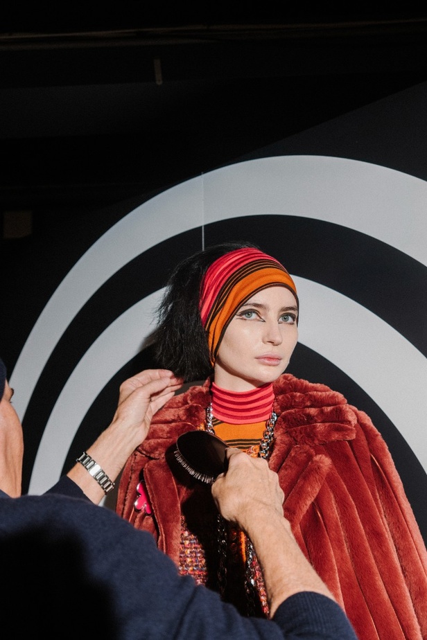 مكياج وتسريحات شعر العارضات من مجموعة Anna Sui لموسم خريف وشتاء 2022 في نيويورك