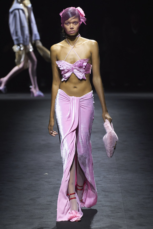 من عرض أزياء Blumarine لموسم خريف وشتاء 2022-2023