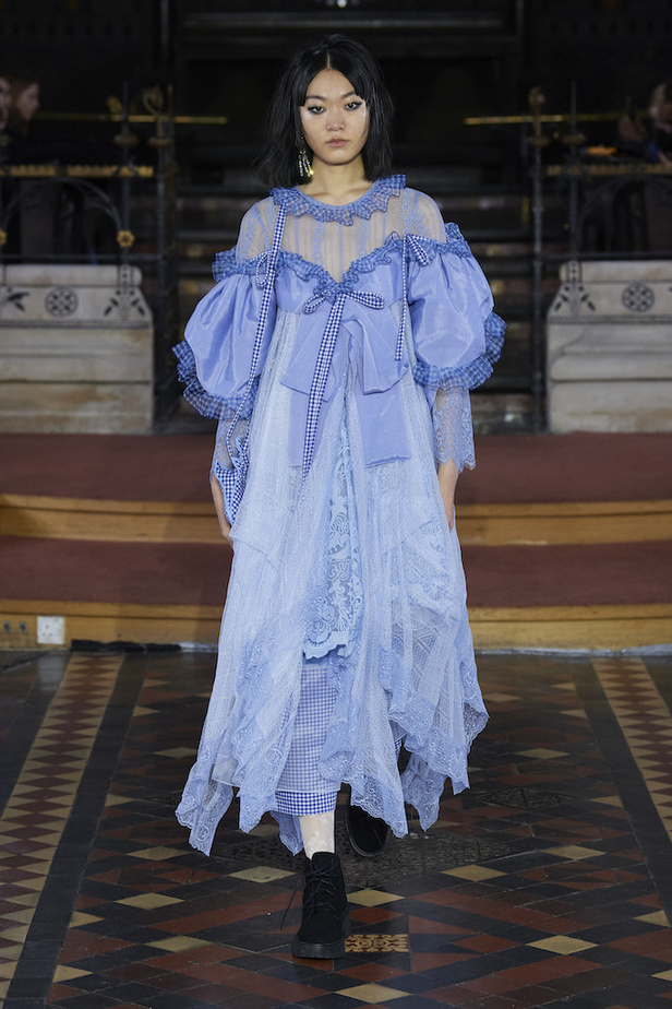 من مجموعة Bora Aksu لموسم خريف 2022