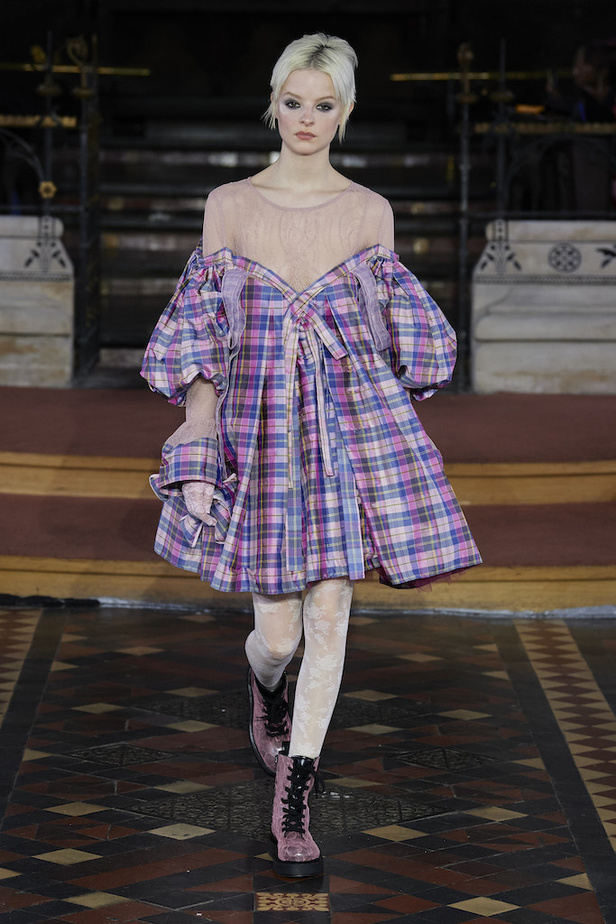 من مجموعة Bora Aksu لموسم خريف 2022