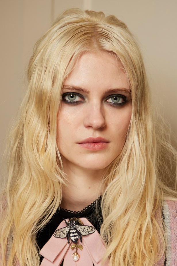 مكياج وتسريحات شعر عارضات مجموعة Bora Aksu لموسم خريف 2022