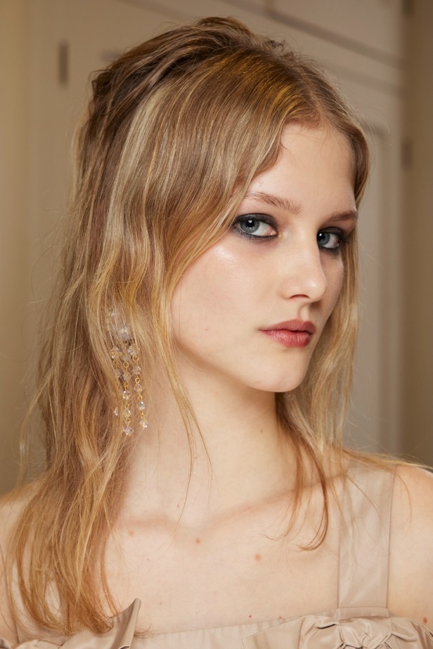 مكياج وتسريحات شعر عارضات مجموعة Bora Aksu لموسم خريف 2022