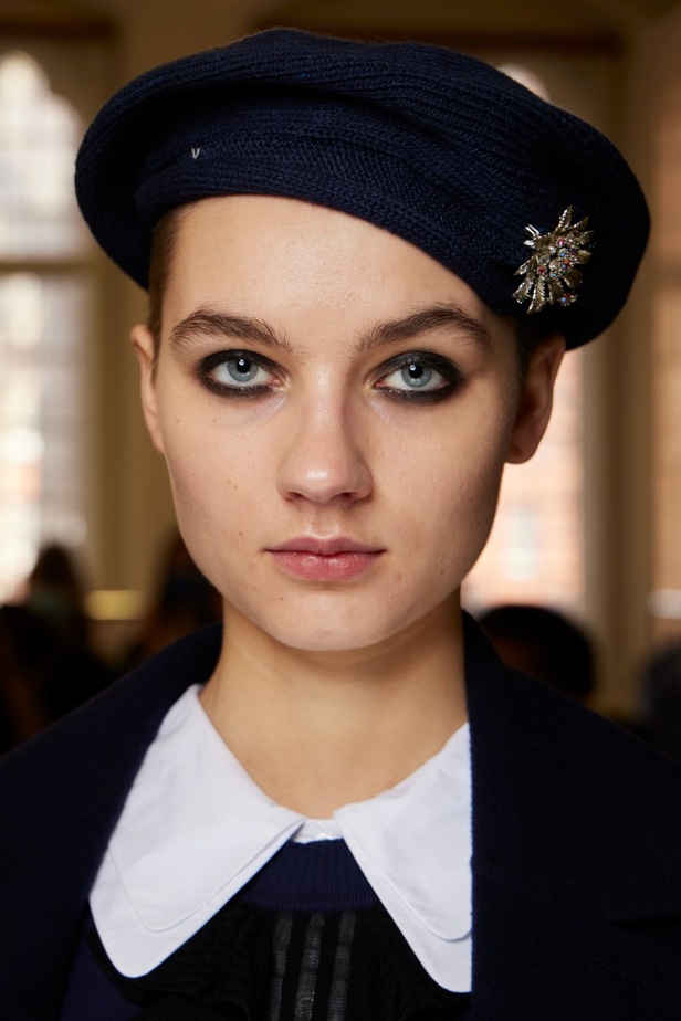 مكياج وتسريحات شعر عارضات مجموعة Bora Aksu لموسم خريف 2022