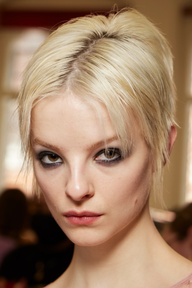 مكياج وتسريحات شعر عارضات مجموعة Bora Aksu لموسم خريف 2022