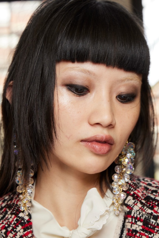 مكياج وتسريحات شعر عارضات مجموعة Bora Aksu لموسم خريف 2022