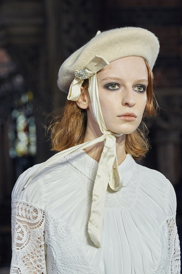 من مجموعة Bora Aksu لموسم خريف 2022