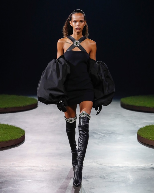 مجموعة David Koma تحتفل بكرة القدم والموضة لموسم خريف 2022