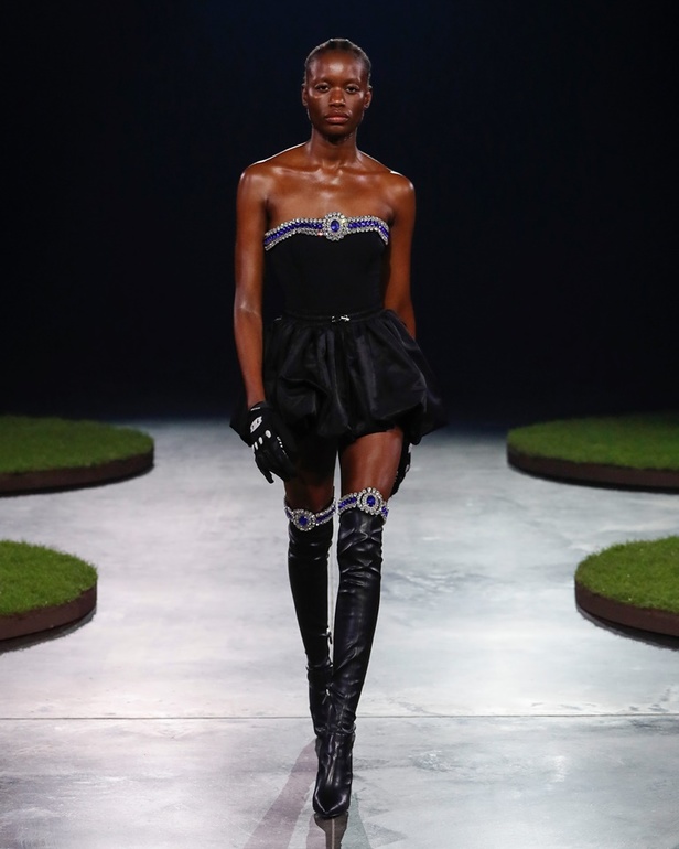 مجموعة David Koma تحتفل بكرة القدم والموضة لموسم خريف 2022