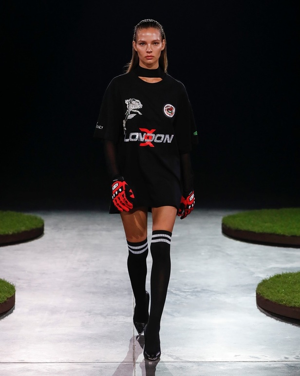 مجموعة David Koma تحتفل بكرة القدم والموضة لموسم خريف 2022