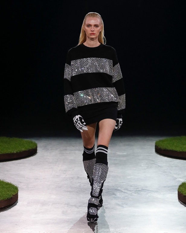 مجموعة David Koma تحتفل بكرة القدم والموضة لموسم خريف 2022