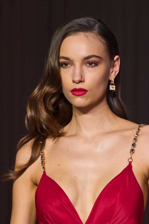 رائدات الموضة العربيات هن أبرز العارضات في مجموعة إليزابيتا فرانكي لخريف 22