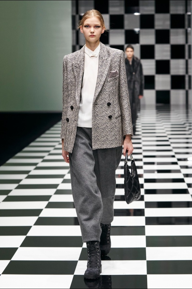  مجموعة Emporio Armani  لخريف 2022 أكثر تنوعًا وشمولًا من أي وقت مضى