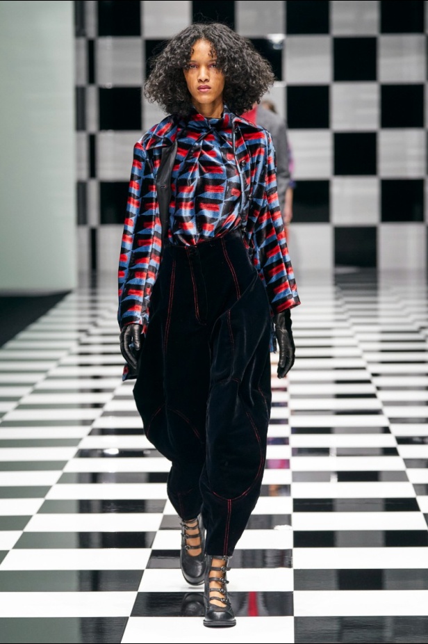  مجموعة Emporio Armani  لخريف 2022 أكثر تنوعًا وشمولًا من أي وقت مضى