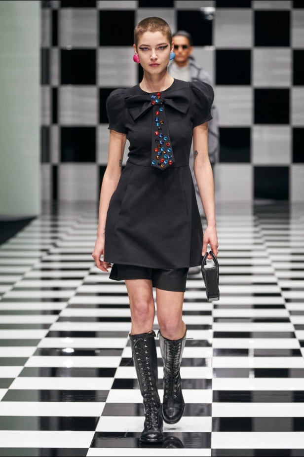  مجموعة Emporio Armani  لخريف 2022 أكثر تنوعًا وشمولًا من أي وقت مضى