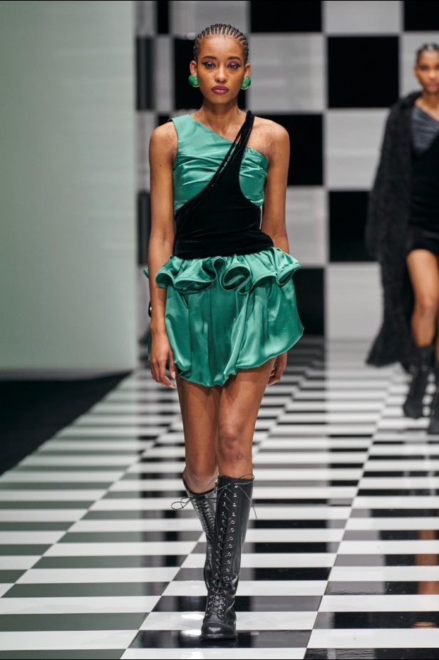  مجموعة Emporio Armani  لخريف 2022 أكثر تنوعًا وشمولًا من أي وقت مضى