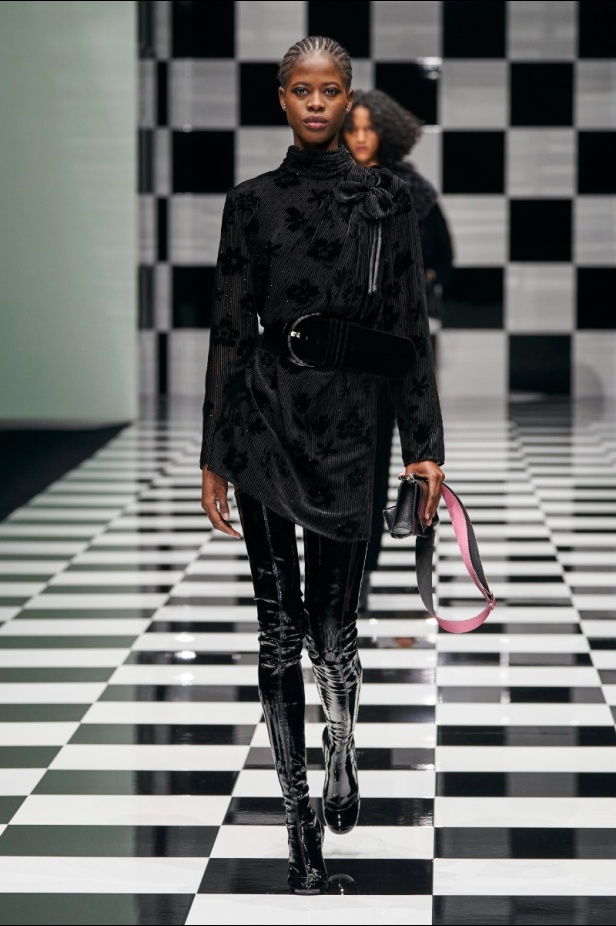  مجموعة Emporio Armani  لخريف 2022 أكثر تنوعًا وشمولًا من أي وقت مضى