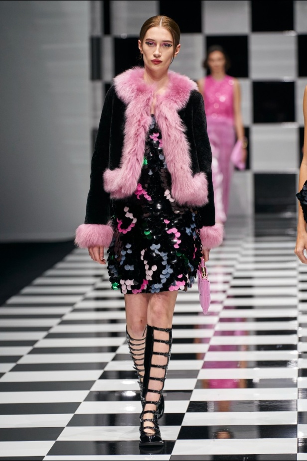  مجموعة Emporio Armani  لخريف 2022 أكثر تنوعًا وشمولًا من أي وقت مضى