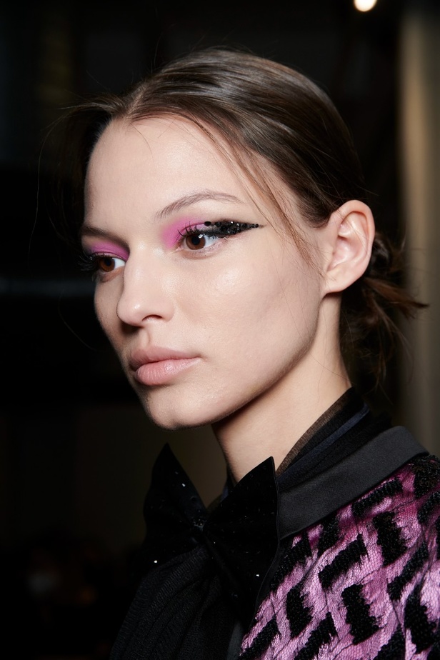 اطلالات جمالية من عرض Emporio Armani  لخريف 2022