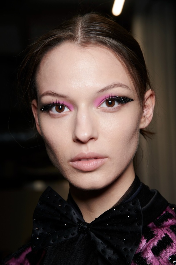 اطلالات جمالية من عرض Emporio Armani  لخريف 2022