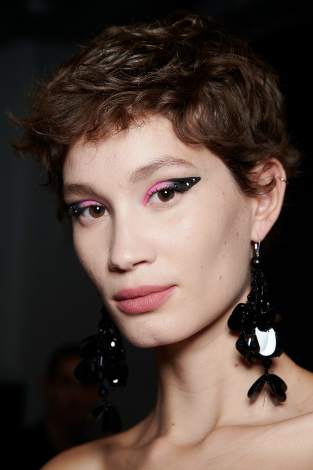 اطلالات جمالية من عرض Emporio Armani  لخريف 2022