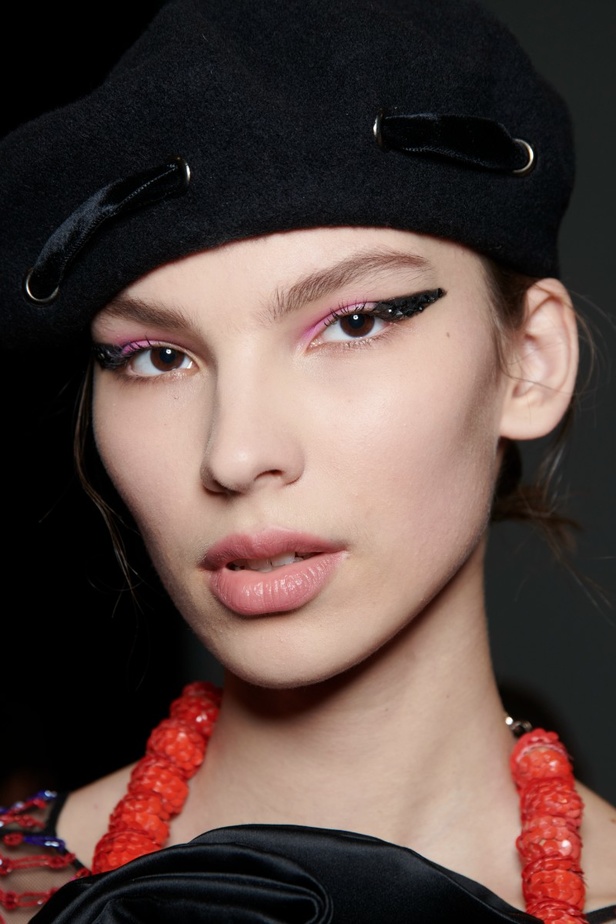 اطلالات جمالية من عرض Emporio Armani  لخريف 2022