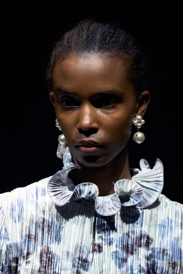 اطلالات جمالية عرض Erdem لخريف وشتاء 2022