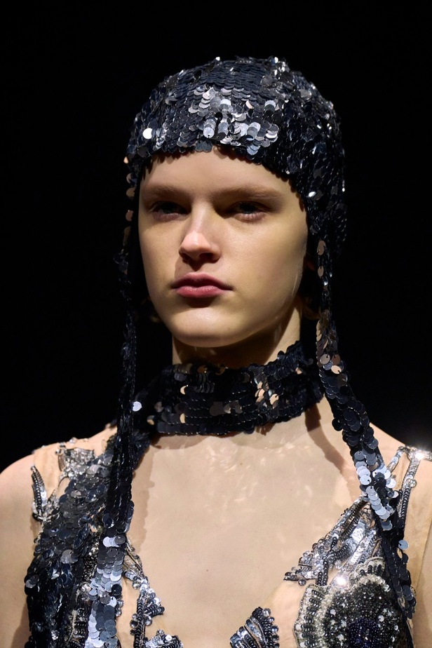 اطلالات جمالية عرض Erdem لخريف وشتاء 2022