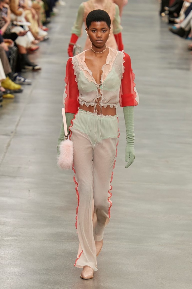 مجموعة Fendi لخريف 2022 تجمع القوة والليونة تماماً كما المرأة