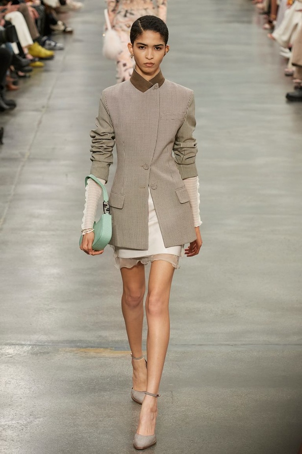 مجموعة Fendi لخريف 2022 تجمع القوة والليونة تماماً كما المرأة