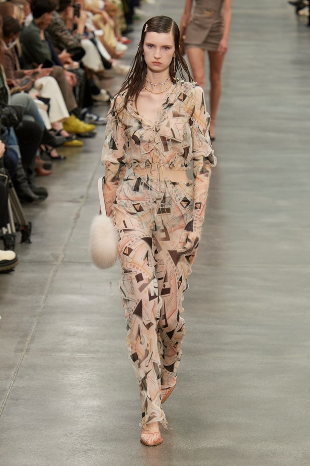 مجموعة Fendi لخريف 2022 تجمع القوة والليونة تماماً كما المرأة