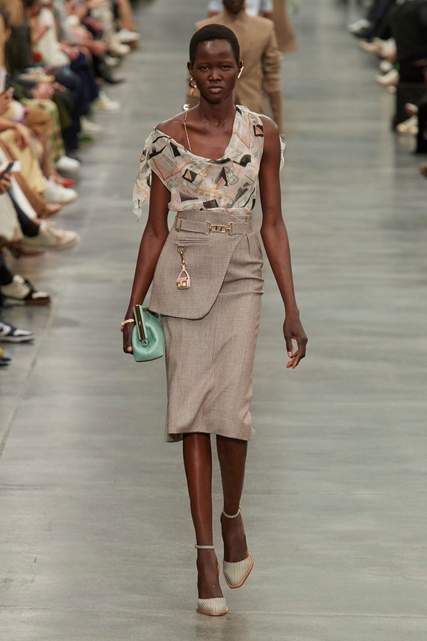 مجموعة Fendi لخريف 2022 تجمع القوة والليونة تماماً كما المرأة