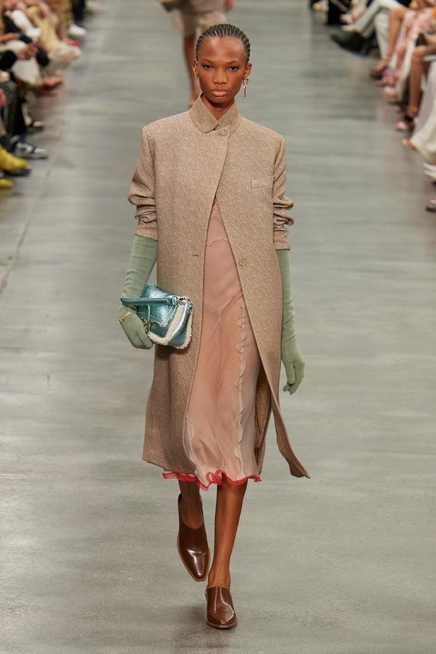 مجموعة Fendi لخريف 2022 تجمع القوة والليونة تماماً كما المرأة