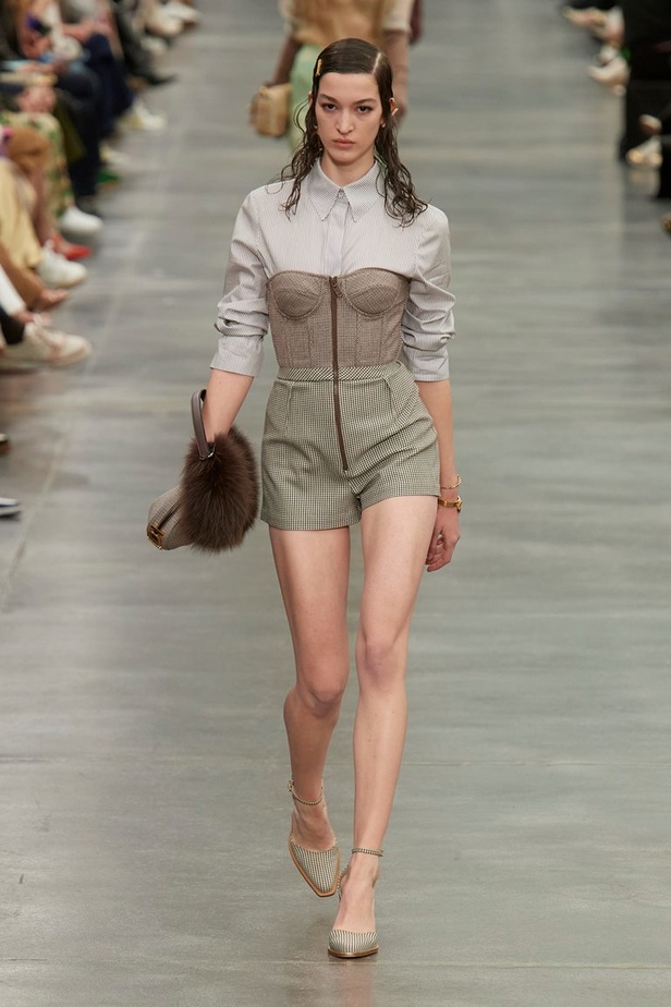 مجموعة Fendi لخريف 2022 تجمع القوة والليونة تماماً كما المرأة