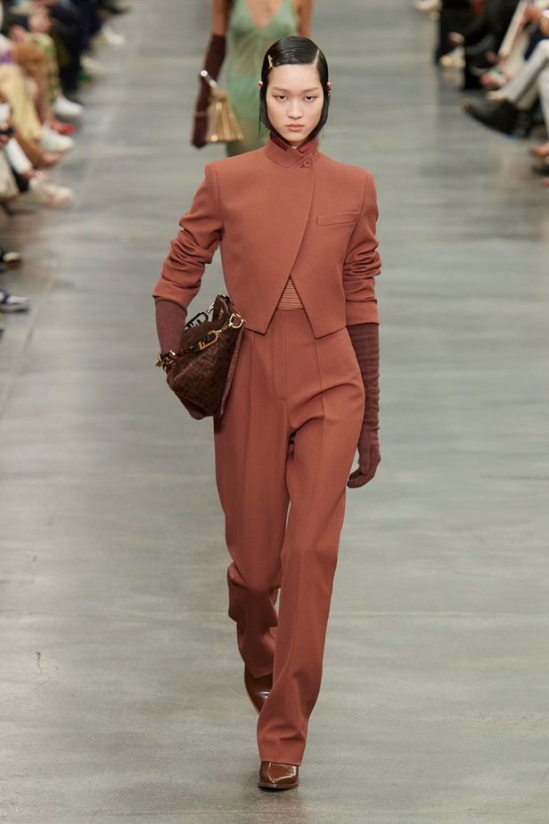 مجموعة Fendi لخريف 2022 تجمع القوة والليونة تماماً كما المرأة