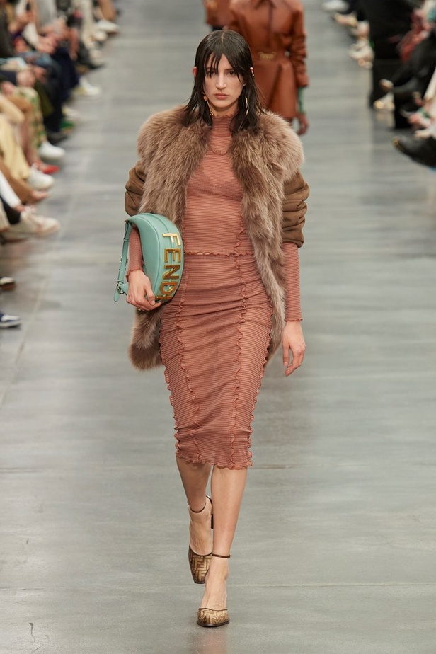 مجموعة Fendi لخريف 2022 تجمع القوة والليونة تماماً كما المرأة