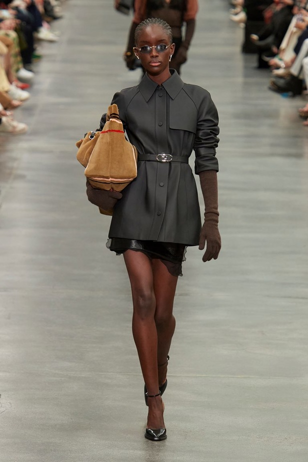 مجموعة Fendi لخريف 2022 تجمع القوة والليونة تماماً كما المرأة