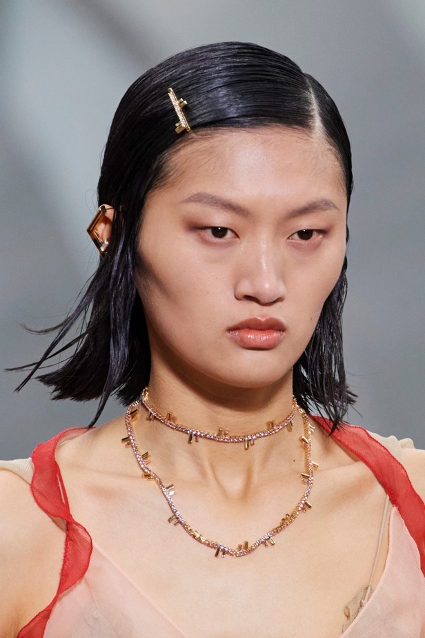 مجموعة Fendi لخريف 2022 تجمع القوة والليونة تماماً كما المرأة