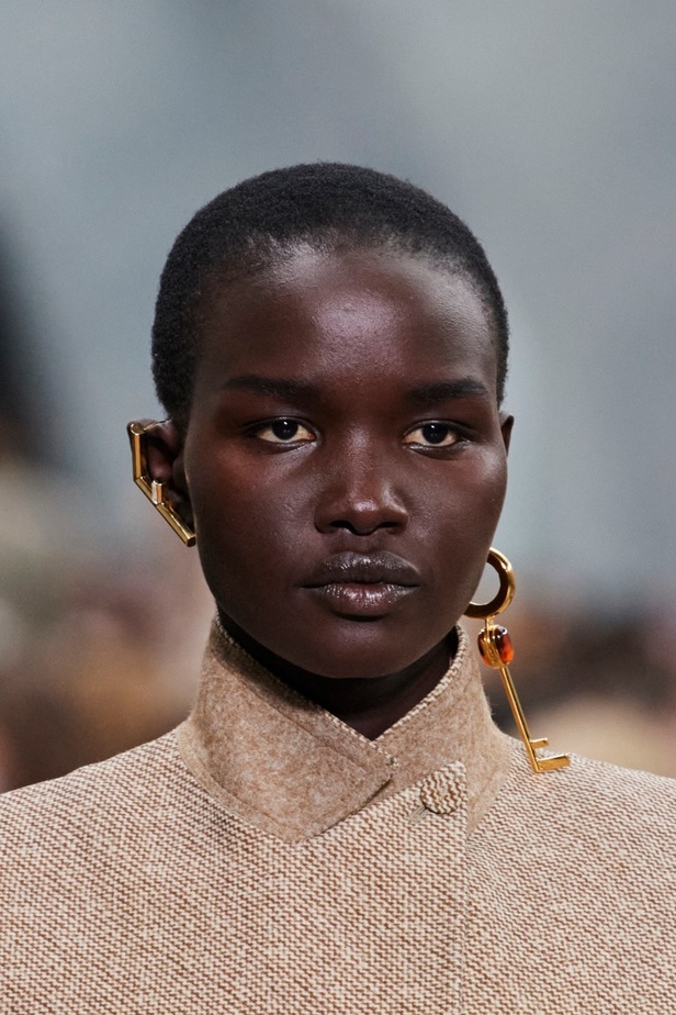 مجموعة Fendi لخريف 2022 تجمع القوة والليونة تماماً كما المرأة