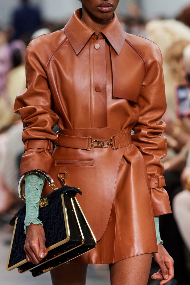 مجموعة Fendi لخريف 2022 تجمع القوة والليونة تماماً كما المرأة