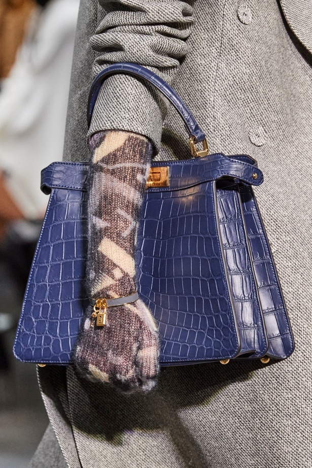 مجموعة Fendi لخريف 2022 تجمع القوة والليونة تماماً كما المرأة