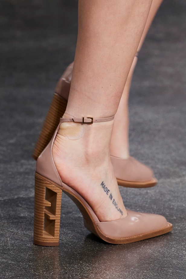 مجموعة Fendi لخريف 2022 تجمع القوة والليونة تماماً كما المرأة